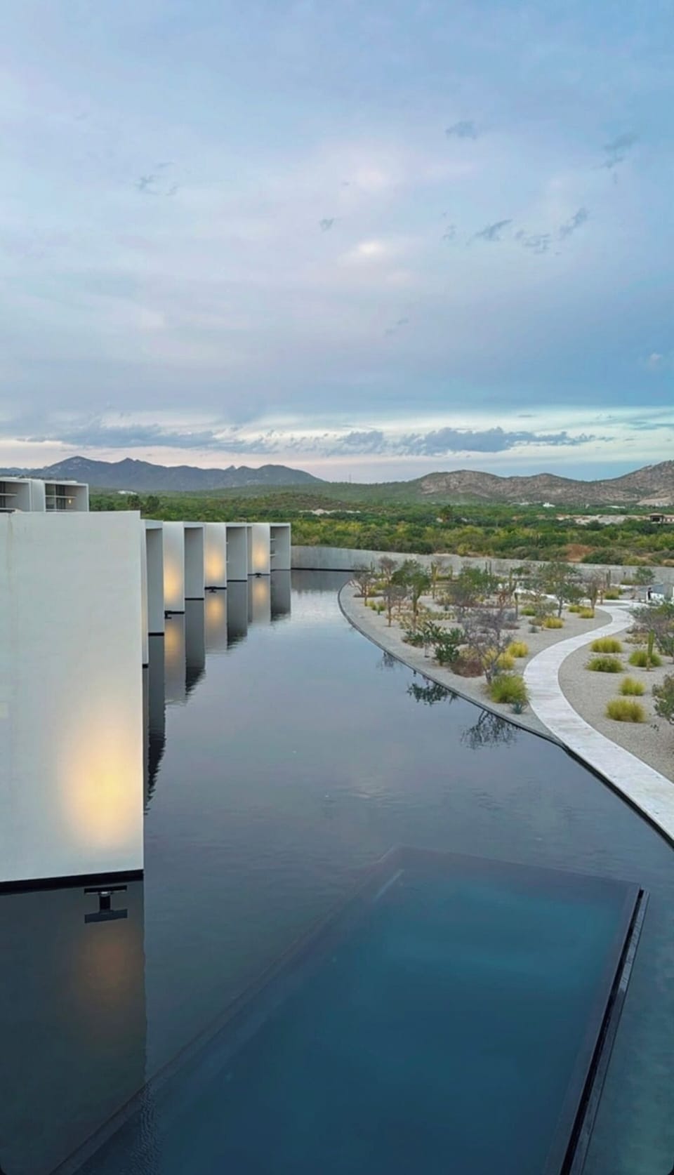 Cora combina diseño contemporáneo con la esencia natural de Baja California Sur. Líneas limpias, amplios ventanales integran lujo y naturaleza, maximizando vistas al mar. Espacios sostenibles y áreas sociales fomentan bienestar y armonía.
