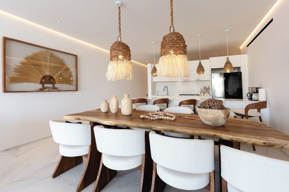 El comedor está diseñado momentos memorables, capacidad para 8 personas. Cuenta con una elegante mesa de madera que combina estilo y calidez, las sillas son muy cómodas y te invitan a disfrutar de largas comidas.