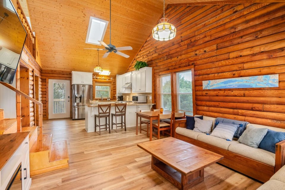 Imagine coming home from the beach to this light filled cabin
