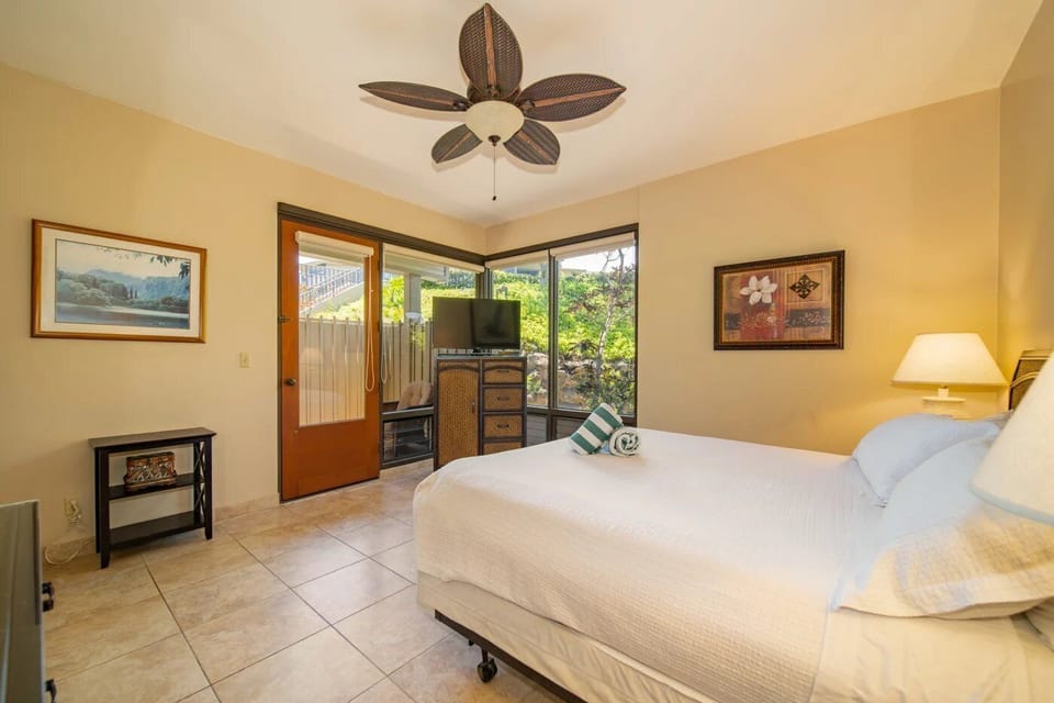 Bedroom with 1 Queen bed