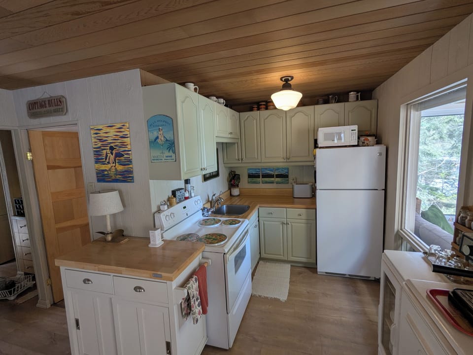 Fully equipped kitchen with everything you need to prep meals