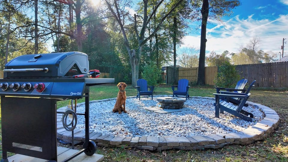 Charming 4BR/2BA Home in Bainbridge - backyard with fire pit and grill