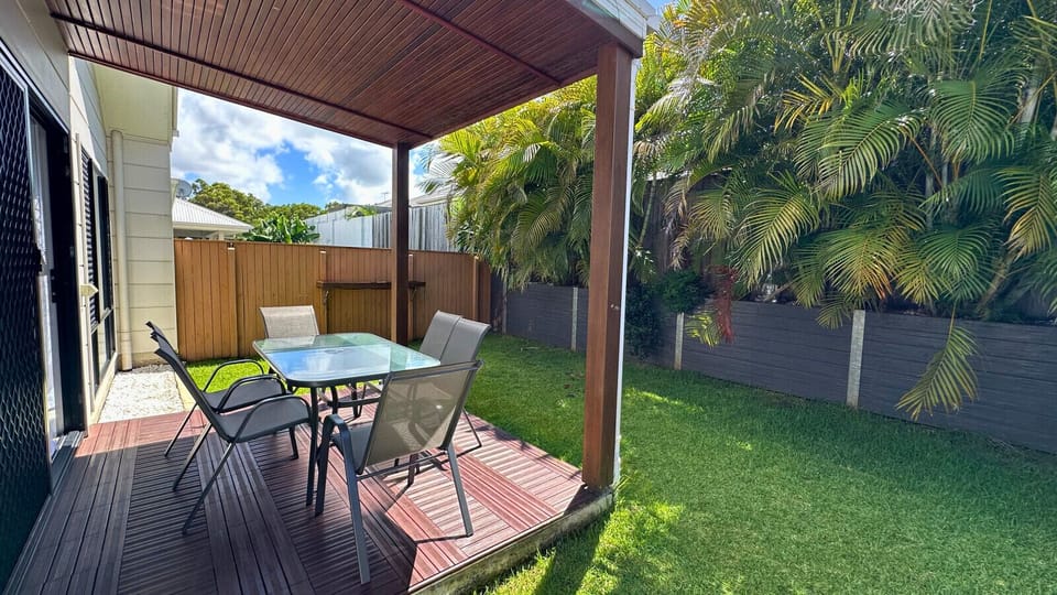 Outdoor Dining Enjoy meals outside at the 6-seater outdoor dining table – perfect for alfresco dining in the fresh air.