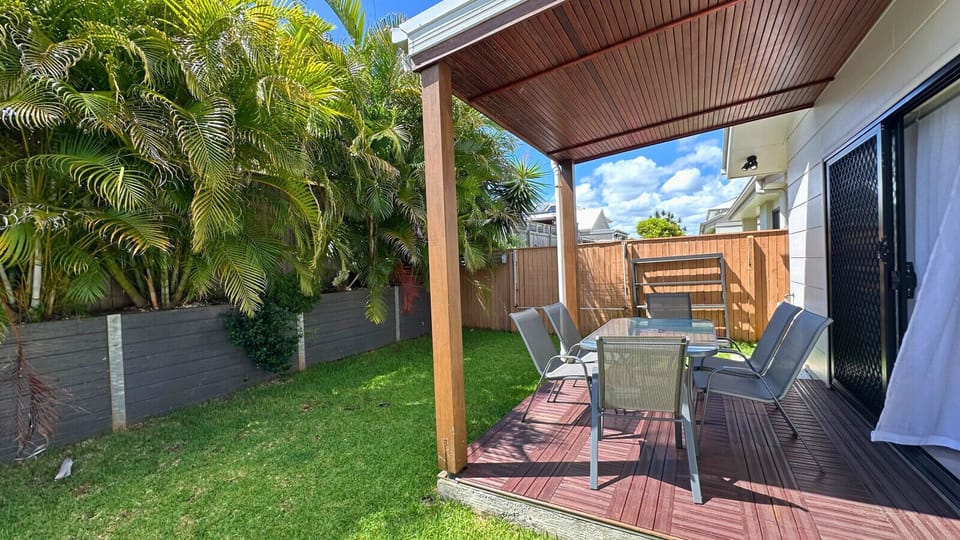 Outdoor Dining Enjoy meals outside at the 6-seater outdoor dining table – perfect for alfresco dining in the fresh air.