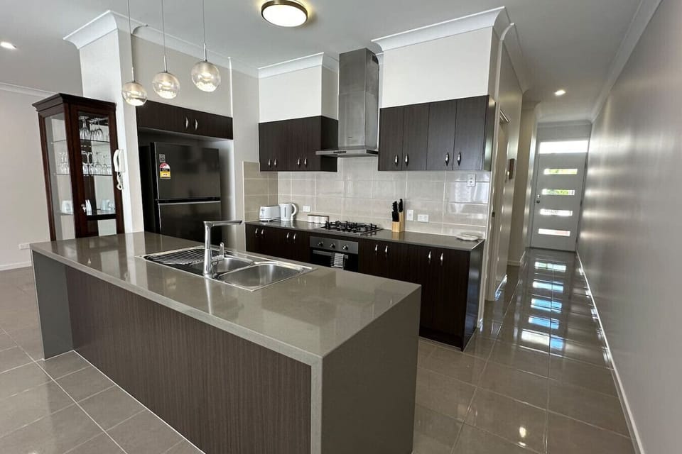Cook with ease in the spacious kitchen featuring an oven, stove, kettle, dishwasher, and fridge – everything you need for home-style meals.