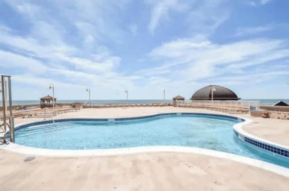 Breezy Stays w/ Ocean Views & Refreshing Pool Access.