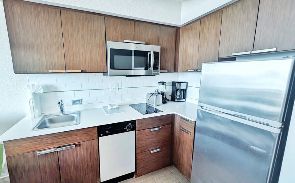 Fully-Equipped Kitchen with Coffee maker, toaster, microwave and more! 