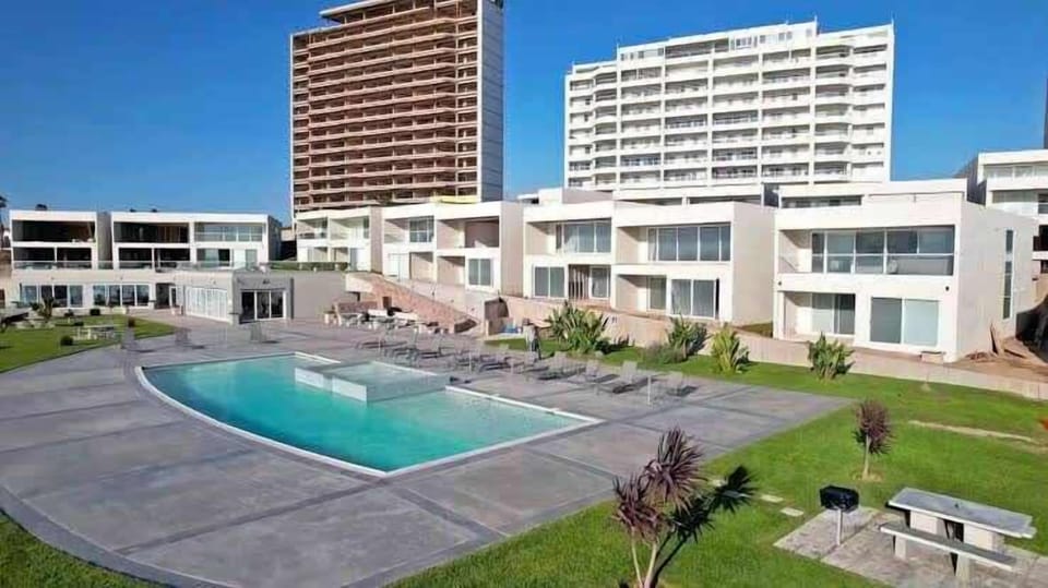 Exterior pool and jacuzzi
Hours 10:00 am - 10:00 pm