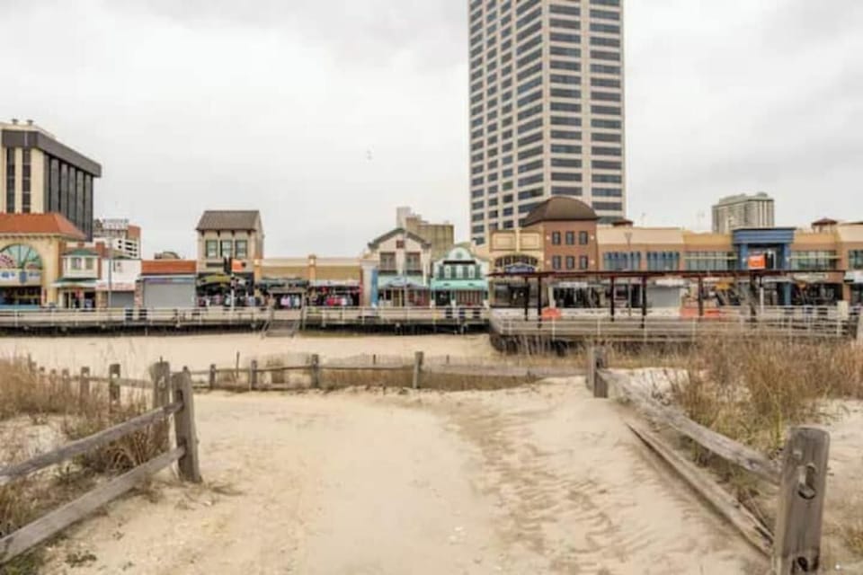 Atlantic City Boardwalk: Explore Restaurants, Shops & Vibrant City Life!