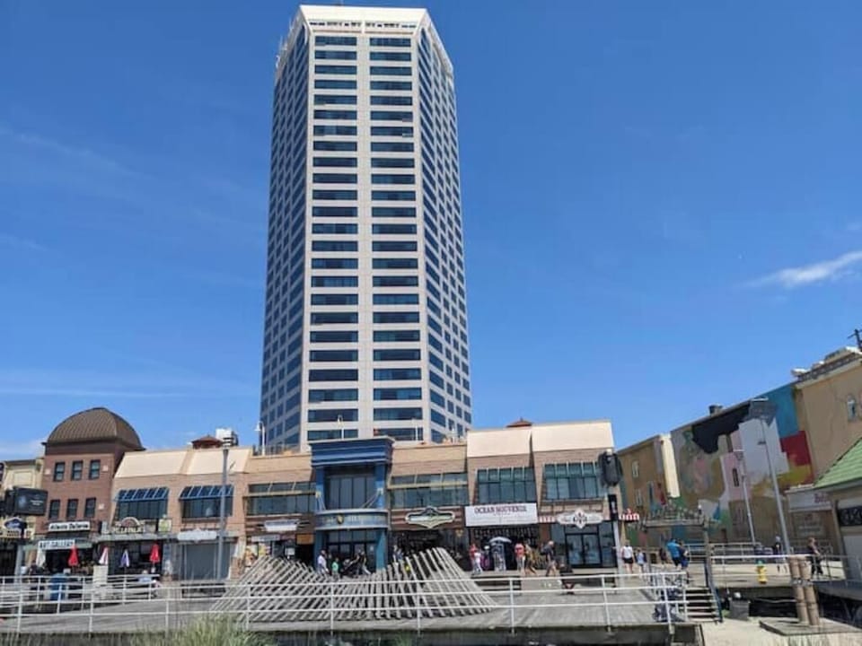 Explore AC Boardwalk with Shops, Restaurants & Vibrant Atmosphere!