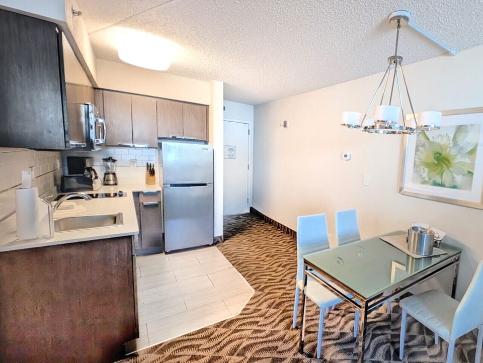 Cozy & Elegant Kitchenette with Dining Area and Seating for Four.