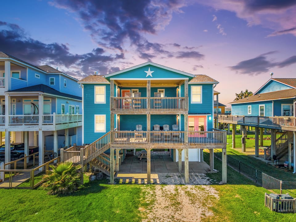 Relax and entertain with panoramic Gulf vistas.