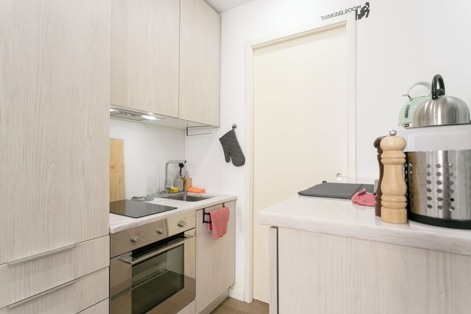 Another look at our handy kitchen – perfect for quick meals after seeing Lisbon!
