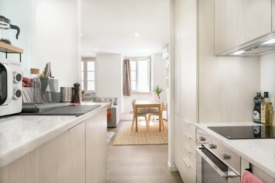 Open kitchen to bright living/dining – ideal for enjoying your Portugal wine! :)