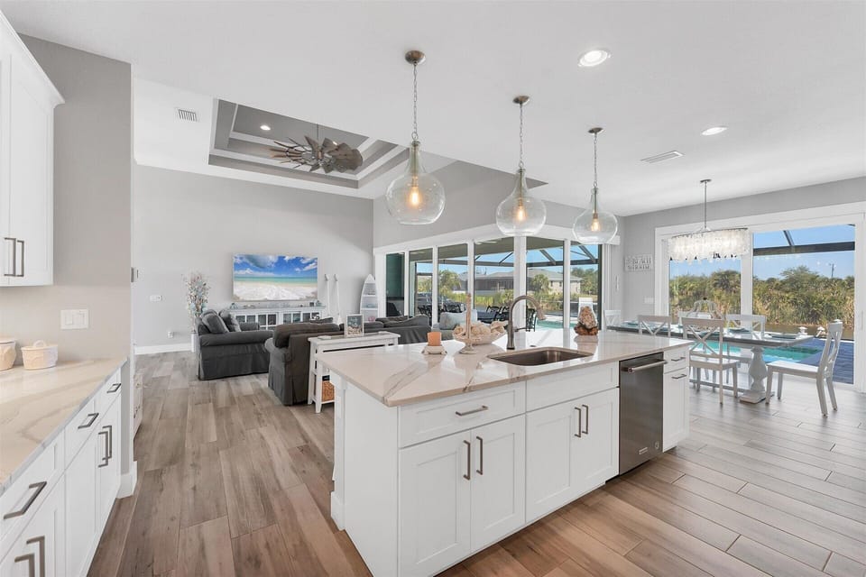 Beautiful, bright, fully-equipped kitchen