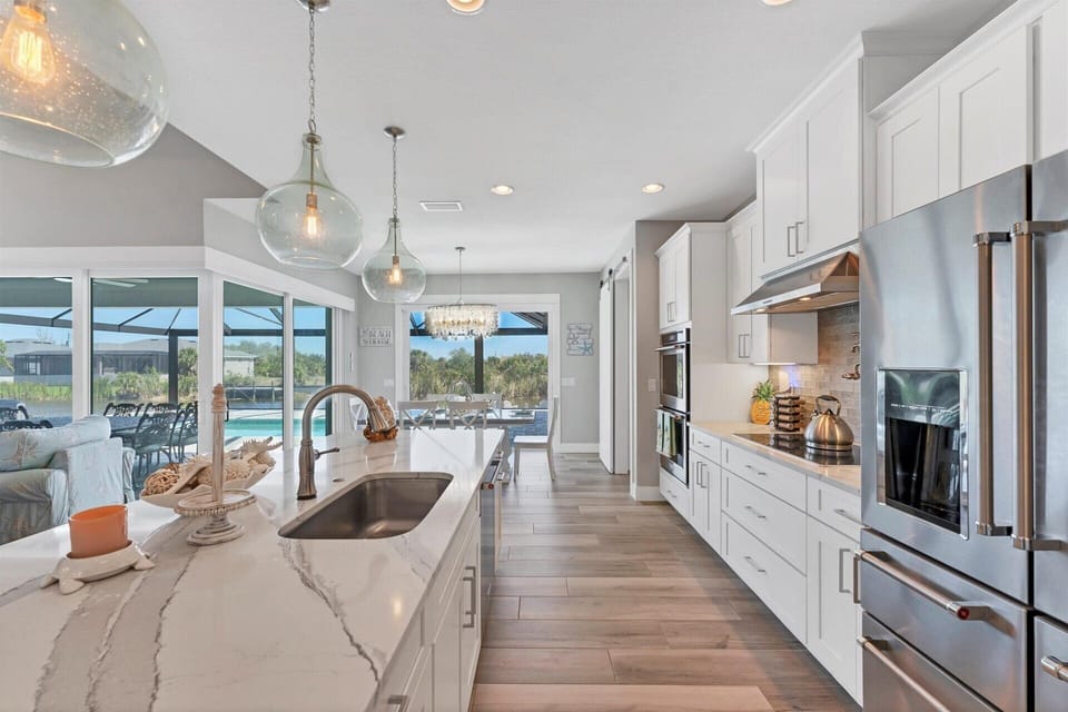 Beautiful, bright, fully-equipped kitchen