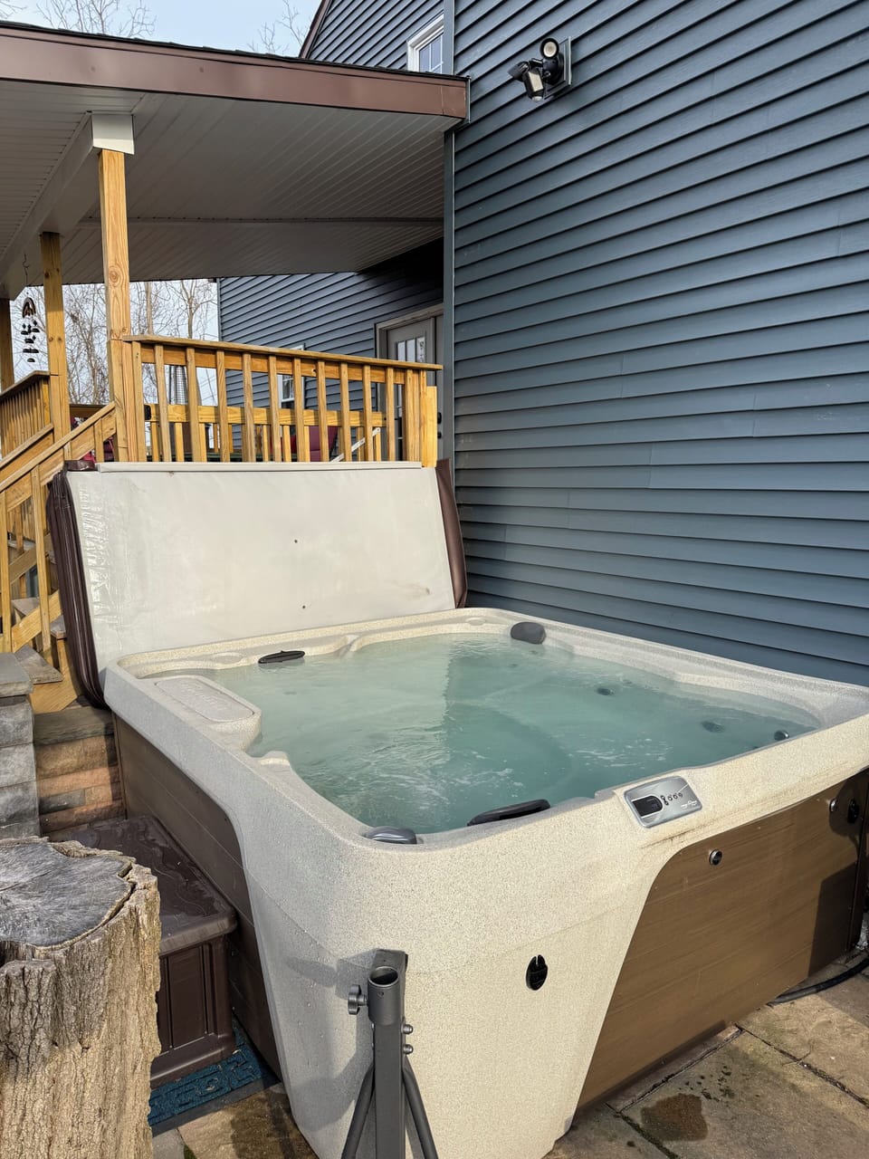 Outdoor spa tub