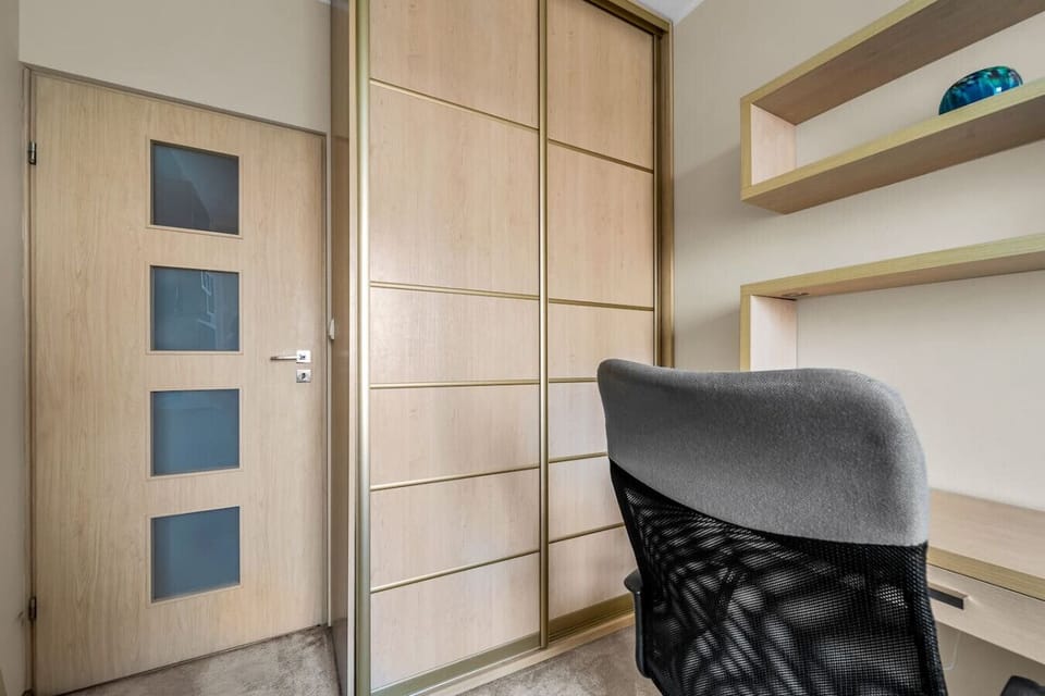 Bedroom with Queen Bed and Workspace | Book Now with RENTUJEMY.COM