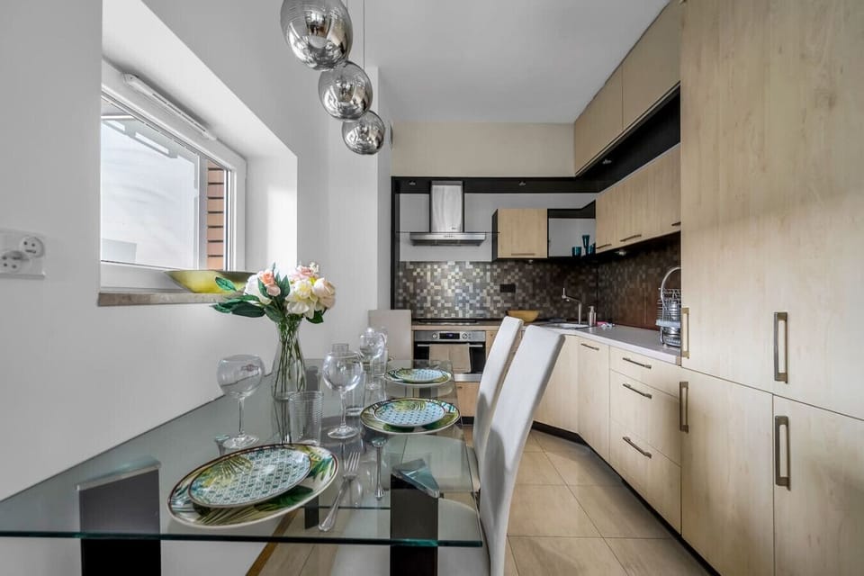 Kitchen with Dining Table | Book Now with RENTUJEMY.COM