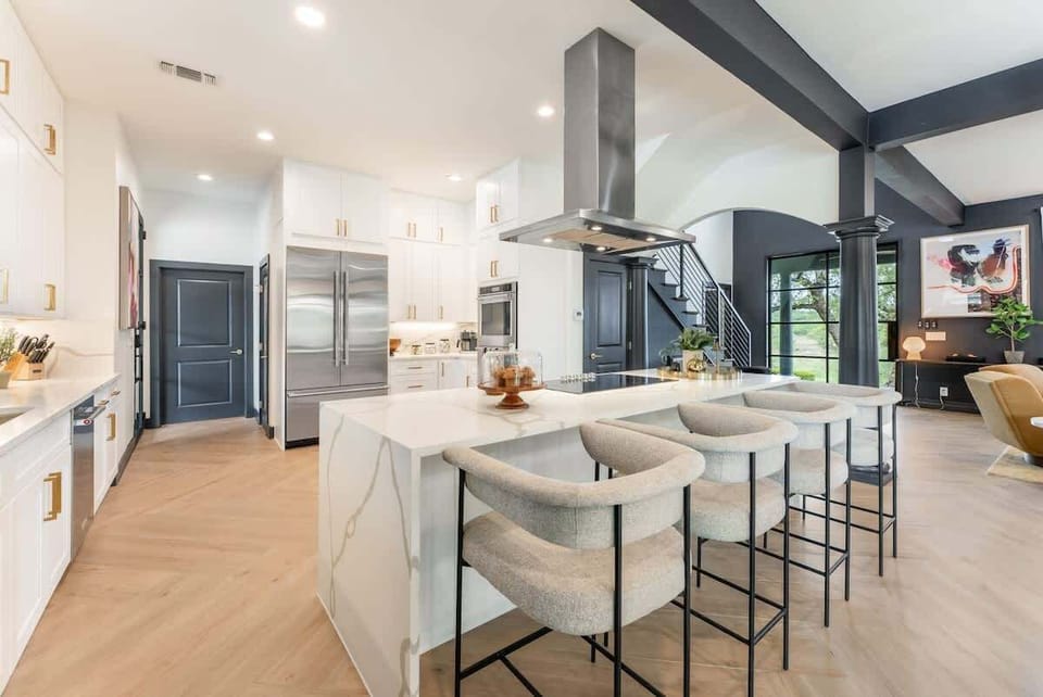 Stylish second kitchen with functional layout and modern finishes.