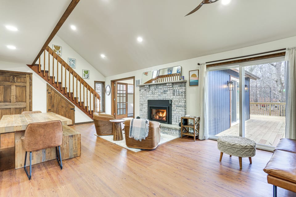 Middle Smithfield Township Vacation Rental | 3BR | 2BA | Stairs Required