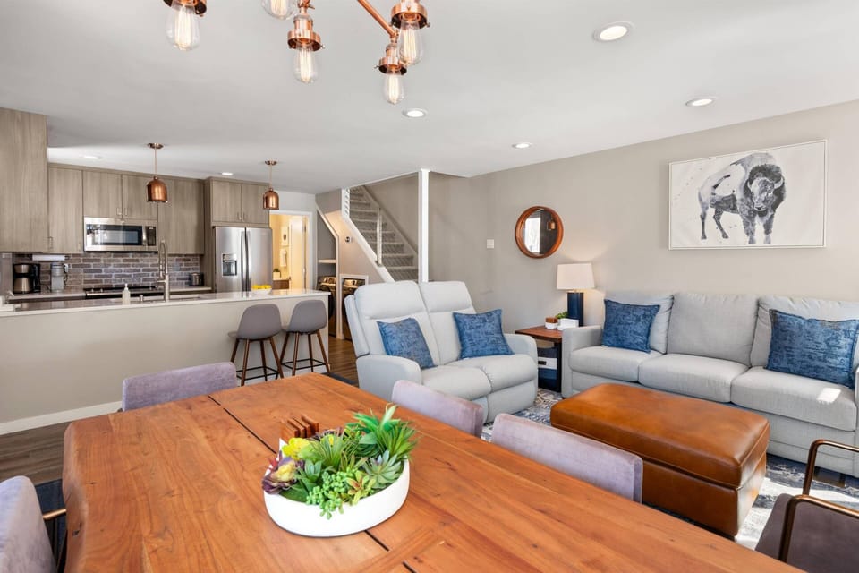 The open living room and kitchen invites you to spend quality time with your travel companions!