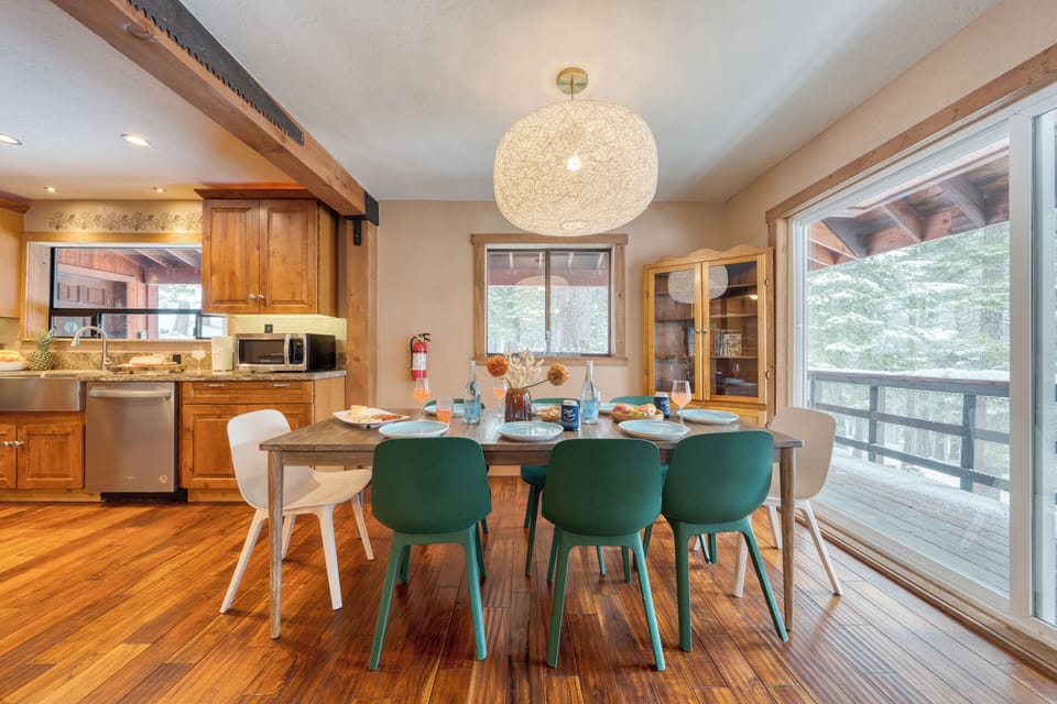 Bright and inviting dining area, perfect for enjoying meals together.