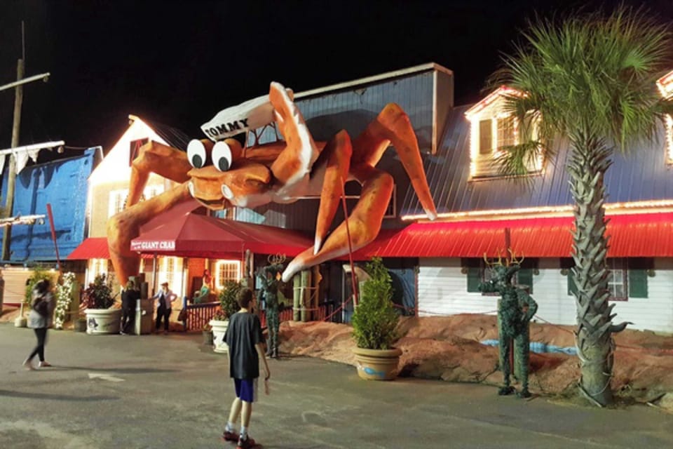  Short Drive to  Local Food and Attractions!
