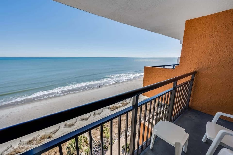 Balcony with Amazing Views of the Ocean