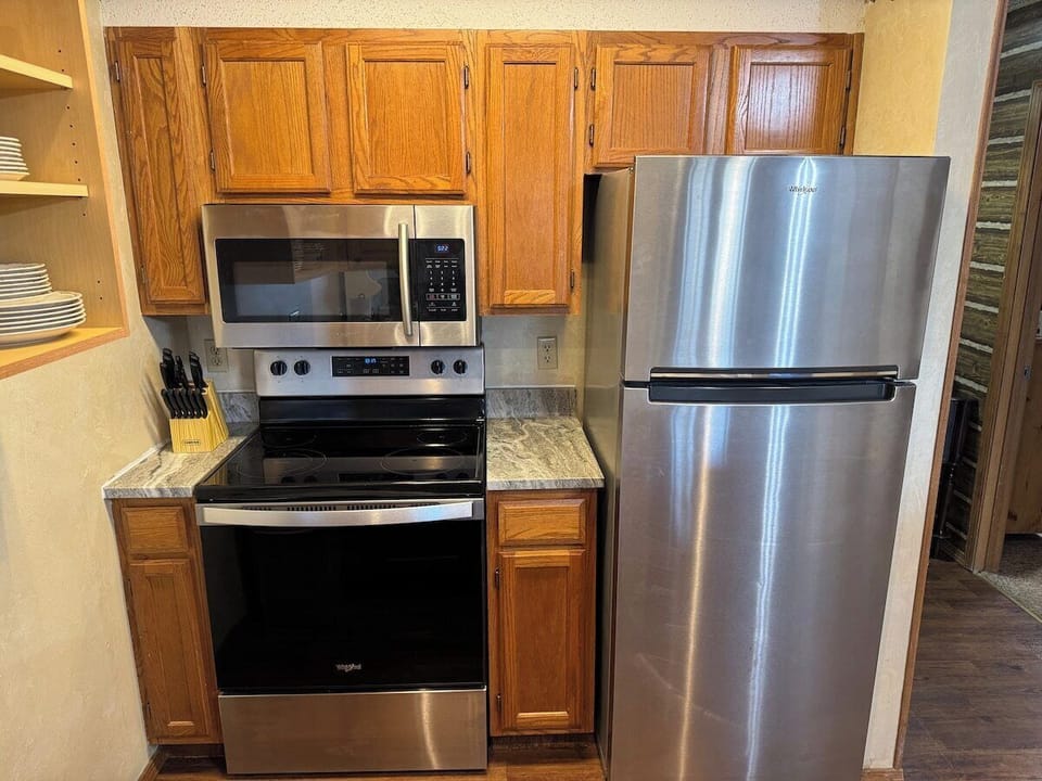 updated stove, microwave, fridge with ice maker