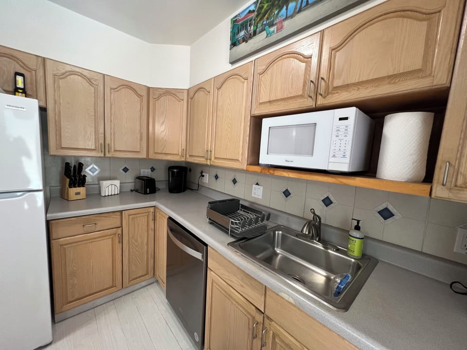 Kitchen with lots of amenities