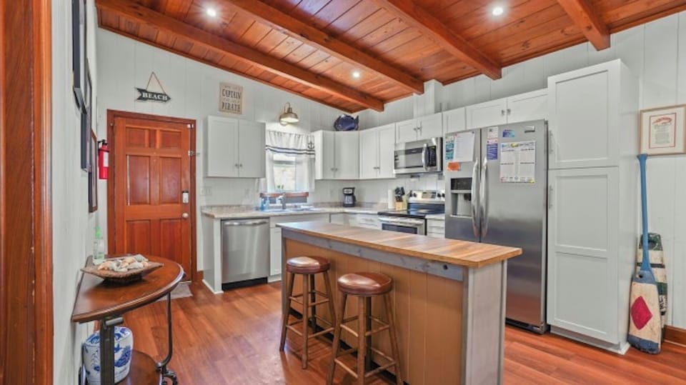 All modern appliances to make meal preparation a breeze.