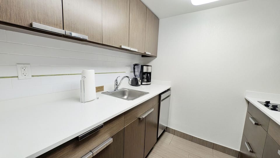Kitchen Essentials: Coffee Maker, Blender, and Paper Towels Provided!