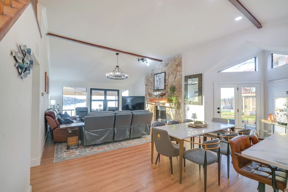 Dining Area | Dishware/Flatware Provided | 1st Floor