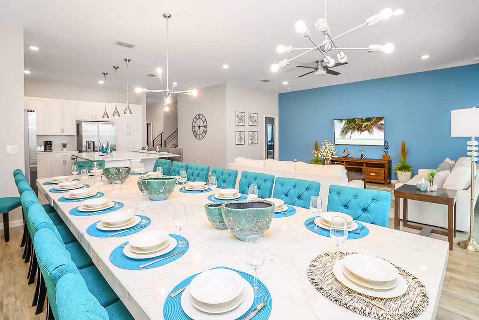 Large capacity dining table