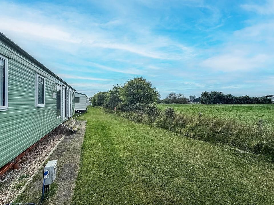 Stunning field views in this 8 berth static caravan where you can enjoy the perfect blend of comfort and nature at Sunnydale Holiday Park.