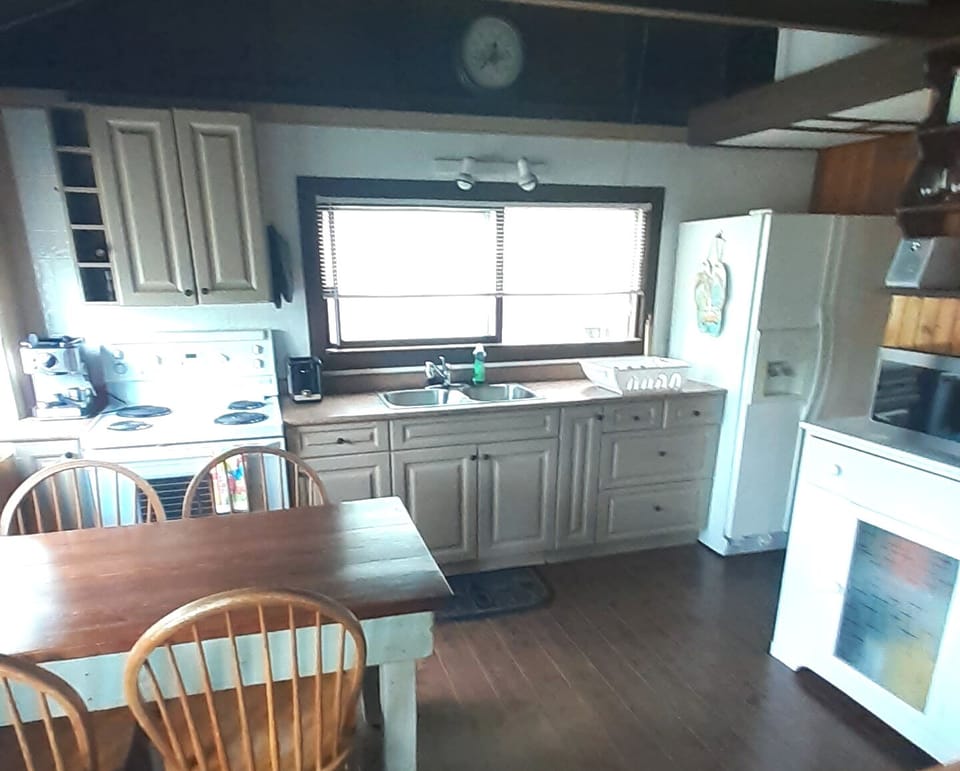 Cabin 2 kitchen /dining