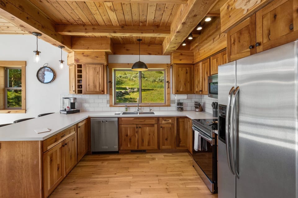 Lots of counter space to cook | Main Level