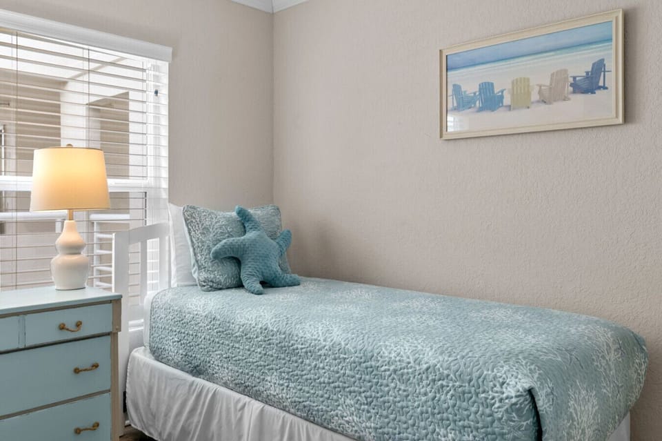 Guest Bedroom with twin beds