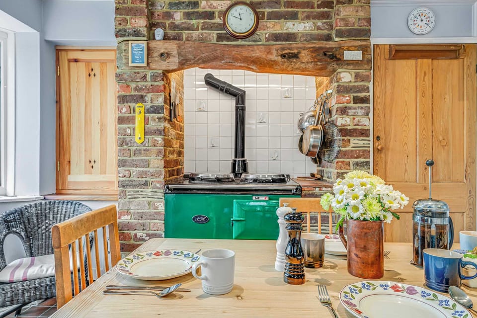 With a choice of an aga or a gas hob, you are spoilt for choice of where to cook.