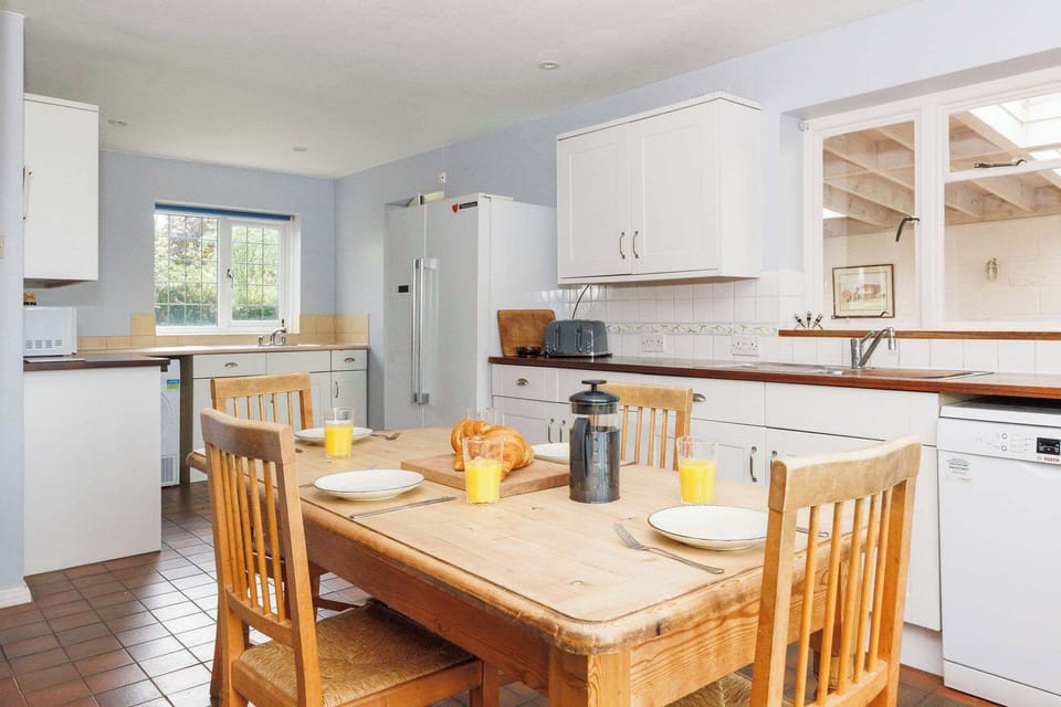 This well-equipped kitchen offers everything you need to prepare your favourite meals, with bright natural light and plenty of space.