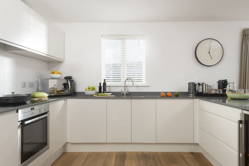 The oven in the kitchen, stove top and storage  - Una 69