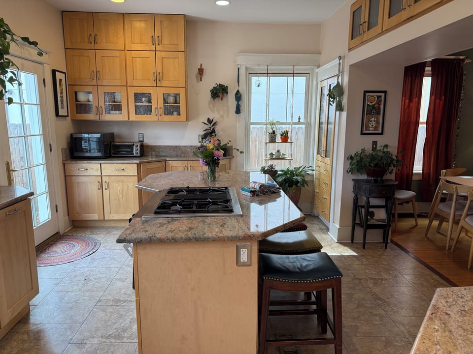 Ample seating for 6 around the kitchen island