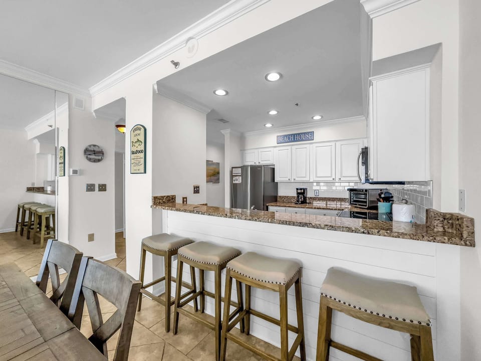 Breakfast bar with additional seating for 4