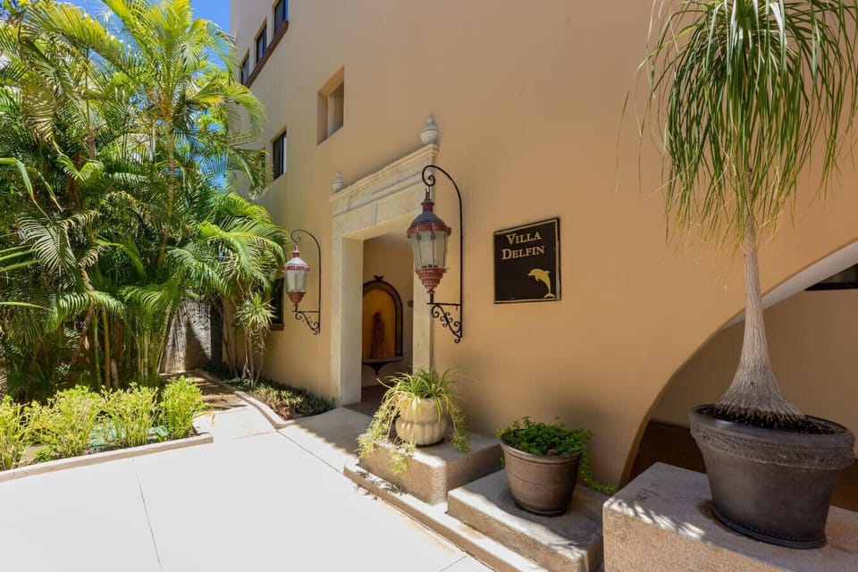 Villa Entrance – Stylish entrance to Villa Delfin surrounded by tropical greenery.
