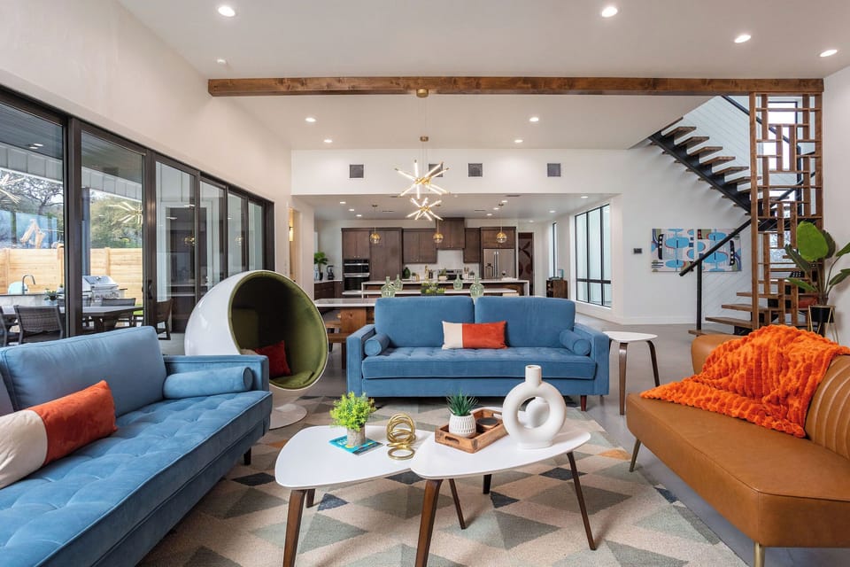 Comfortable living room with plenty of room for your whole group