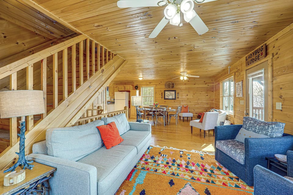 Living Room | Dining Area | Free WiFi | Central Heating & A/C