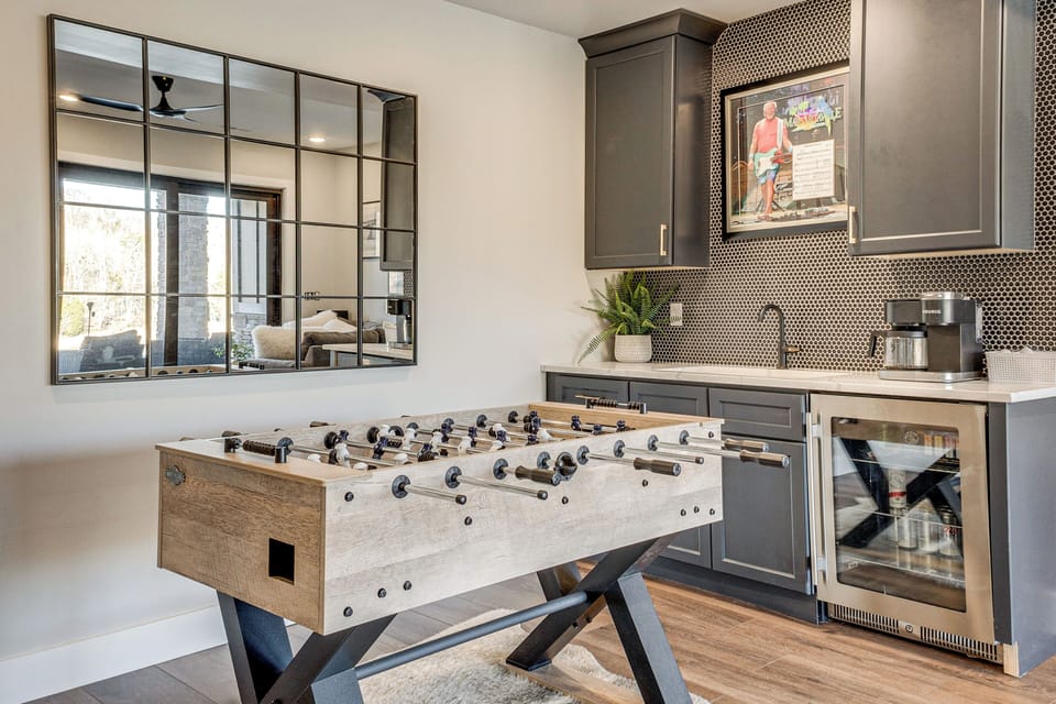 Basement Living Area | Wet Bar | Foosball Table | Free WiFi