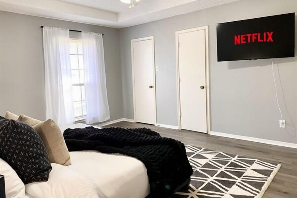 Relaxing King Suite – A sleek black, white, and gray color combination for a restful night.