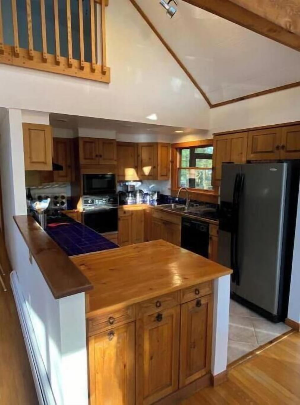 Open concept kitchen, fully equipped with cooking essentials.